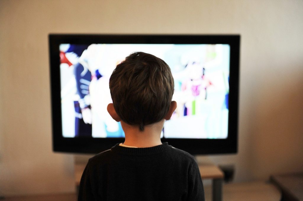 niño viendo la tv