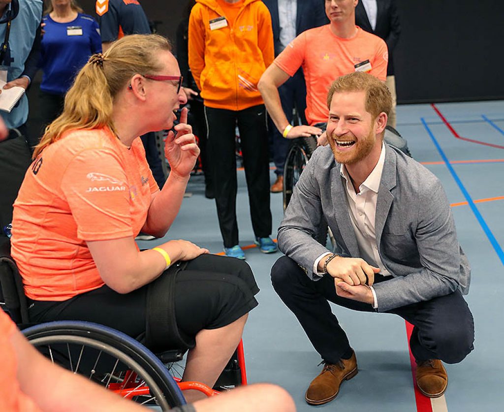 El príncipe charlando con un participante de Invictus