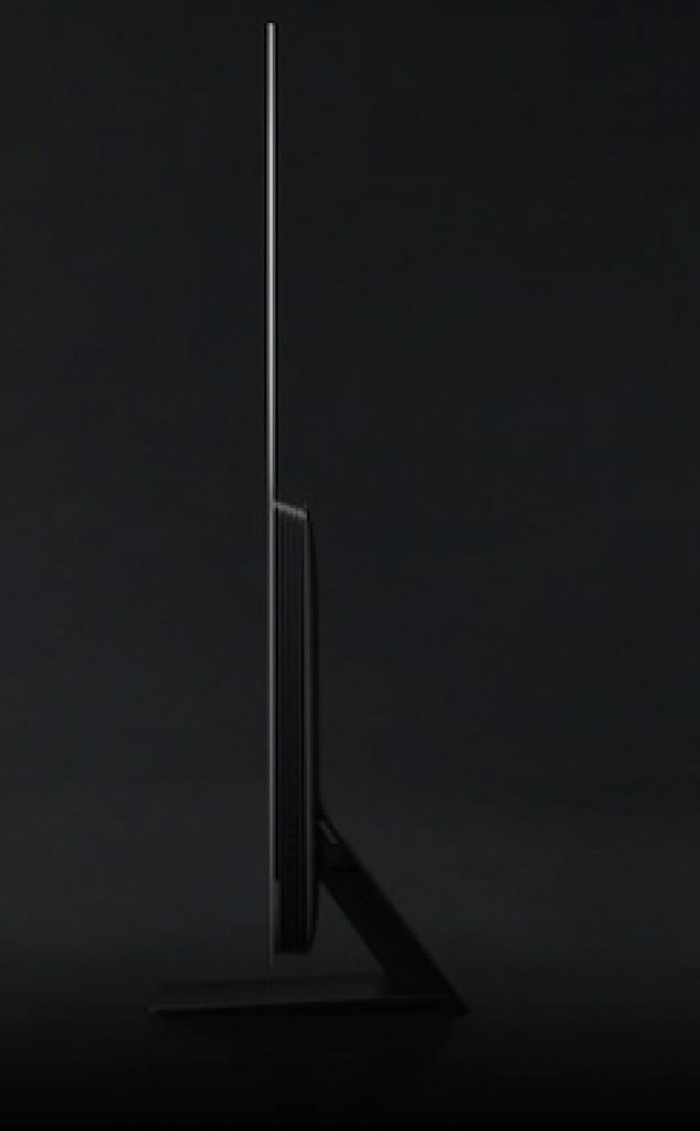 Aprecia el prácticamente invisible perfil del panel del Samsung QE55S95B así como su bella forma