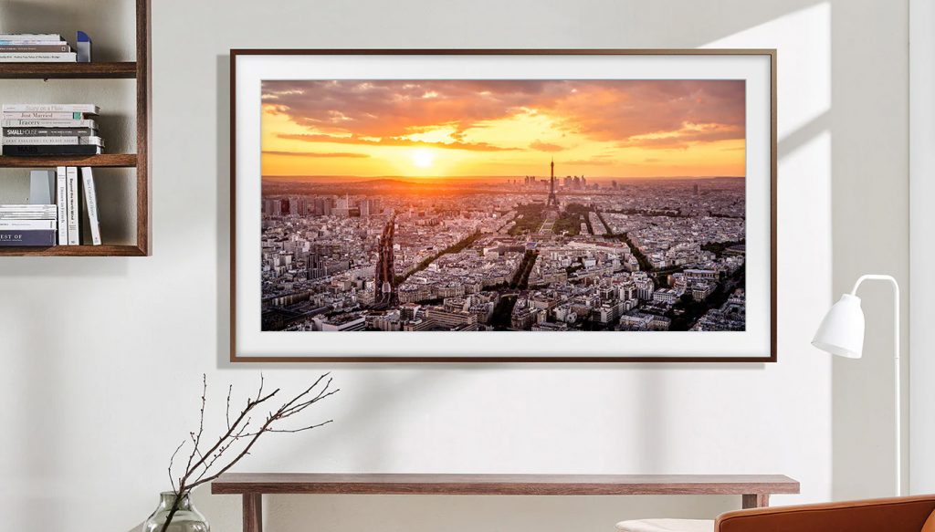 Aspecto de un Samsung The Frame QE50LS03Bcolgado en pared