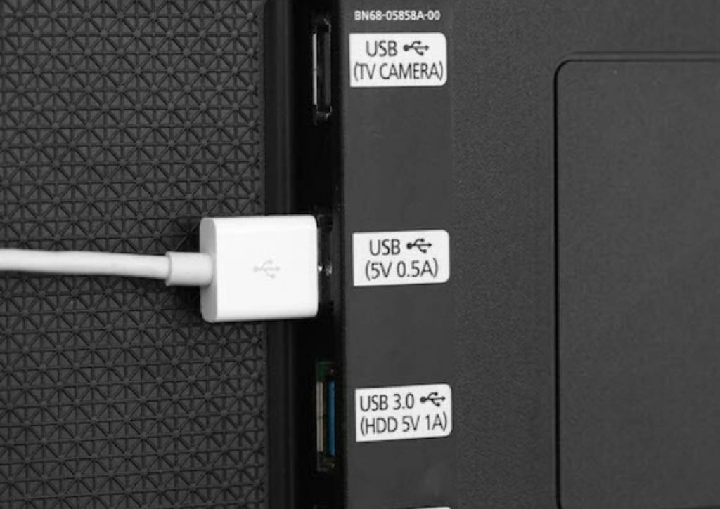 Los puertos de USB, aunque los usemos para otros menesteres en la TV también nos sirve como punto de carga