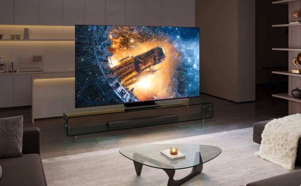 El televisor integrado en una sala de estar