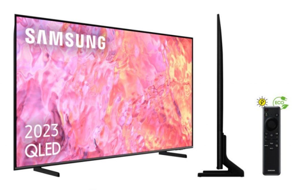 Vistazo del televisor Samsung 43Q64C con su soporte y control remoto