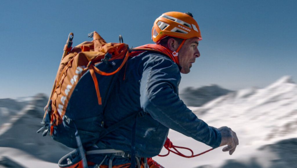 Dos escaladores se enfrentan en una serie de pruebas buscando batir records de velocidad en la nieve