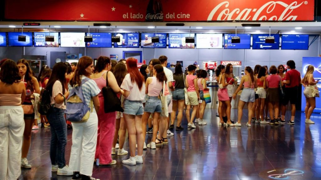 Colas enormes para ver Barbie y que al llegar no queden butacas para la sesión que está a punto de comenzar