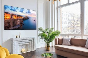 "La tecnología OLED es mejor para la vista", el nuevo titular que podido desprender para hoy. ¿De dónde? De este otro "LG asegura que sus paneles OLED son los mejores para la vista". ¿Cómo mejorar lo que parece inmejorable? En una competición que parece no tener fin, todo motivo (ventaja, pro o como lo quiera llamar) resulta importante para ponerse por delante. Más subpíxeles, tecnologías 3D para mayor realismo, reducción del quemado de los píxeles, coberturas del color por encima del cien por ciento... A veces escuchamos cosas que nos hacer incluso dudar sobre si son ciertas o se tratan de un rollo más para que compremos el producto en cuestión. Hablo, por ejemplo, de lo buena (o "no mala") que puede ser una pantalla para nuestra vista. Cuidado de la vista antes y ahora Antes veíamos en los monitores tecnología de cuidado para el sentido de la vista, con todo el sentido del mundo, pues hay trabajos en los que tenemos que estar delante de ellos jornadas completas (y más) desarrollando incluso lo que ya se conoce por Síndrome Visual Informático. De un clásico y muy general Eye-Care se fue pasando a tecnologías más específicas. Ahora encontramos muchas de ellas, cada una un poquito (o mucho) diferente a las demás. Está la reducción de parpadeo (algo que, si ya de base damos con un monitor bastante bueno es casi inexistente de base). Con ello, vemos los audiovisuales de manera suave, fluyendo las escenas como el agua de un río., y no como secuencias. Esto es, no discernimos entre frame y frame, algo que es muy incómodo visualmente. Por otro lado tenemos la dichosa luz azul. ¿Qué es lo que pasa con ella? Dos cosas. La primera y más evidente, que aprendemos en primero de Física, es que al mirar la luz azul de noche producimos menos melatonina, lo que hace que regulemos peor nuestro sueño, con o que ello conlleva. La segunda es que, como ya se ha demostrado en investigaciones realizadas en la Universidad de Toledo, la luz azul que emana de los paneles de los dispositivos podría llegar a causar daños en la retina. Ajuste automático. La diferencia entre la luz de ambiente y la de los paneles hace que se produzca fatiga ocular. No es que veamos peor o la vista se resienta sino que, literalmente, nuestro ojo, el globo, se fuerza y se cansa. El ajuste automático del brillo hace que, en unión con la luz ambiente, en pantalla se refleje lo justo y necesario para poder ver bien, y nada más. Generalmente se trabaja el brillo aunque últimamente también vemos tecnologías que ajustan la temperatura del color. Eliminación de reflejos. Sencillo, reflejos y algunos brillos se absorben por filtros para, de nuevo, proteger los ojos a nivel físico. Si echas un vistazo a paneles actuales, especialmente los de gama alta pero también muchos de gama media, verás que cada marca dispone de sus propias tecnologías, si bien, al final todas son similares pero con distinto nombre. Y aunque no se trate de una tecnología, también hay que considerar la ergonomía. Hay cuatro maneras en las que un monitor puede moverse para ajustarse, físicamente, a ti y tu posición. Estas son pivotar, girar, inclinarse y modificar la altura (algo que pueden hacer desde su base o mediante montaje en pared, que ahí ya el límite lo pondrías tú). Aunque en los televisores es más difícil dar con tal libertad en cuanto a la ergonomía, prácticamente todos disponen de soporte para montar el panel en la pared. Y si eliges un aparato apañadito no sólo podrás elegir altura sino que también los hay que pivotan y permiten cierta inclinación. Así mismo, alguna marca cuenta también con patas ajustables a dos alturas que, aunque no están diseñadas para mejorar la vista sino para colocar una barra de sonido debajo, hacen el papel igual. Otras venden modelos compatibles con diferentes soportes. Tipos de paneles y su relación con la salud visual En cuanto a los tipos de paneles, que aquí es donde quiero ir yo, tenemos: LCD IPS. Criticadas por ofrecer demasiado brillo. Lo cierto es que es así y, en general, no resultan especialmente buenas para la vista. Sin embargo, con todas las mejoras que se van haciendo ahora tenemos pantallas LCD IPS que aprovechan ese brillo para compensar la luz ambiental. Tienen que tener, eso sí, el sistema de ajuste automático que hemos visto. De no ser el caso, sí pueden resultar incómodas para nuestros ojos. LCD LED. Ofrecen menos brillo que las anteriores pero pecan por emitir más luz azul. Así que, una cosa por la otra, básicamente. TFT. Son las pantallas en las que puedes encontrar más diferencia respecto a si son buenas o no para la vista. Las hay bastante aceptables pero otras, generalmente las de gama de entrada, que son nefastas al respecto, considerándose de lo peor. Como siempre, la inclusión o no de tecnologías supondrá una gran diferencia pero, habiendo lo que hay hoy en el mercado no las recomiendo, ni las básicas ni las que son algo mejores. AMOLED. Las famosas AMOLED, tan chulas para smartphones por ser mejores al aire libre, efectivamente, tienen contrastes muy precisos y unos negros envidiables. El problema es que vienen de la mano con una tonalidad azul generalizada que ya hemos visto que resulta inadecuada. Así, para que no nos resulte negativa necesitamos usarlas protegiéndonos de las luces azules, ya sea con tecnologías que la propia pantalla incluya o utilizando nosotros una placa o pestaña o gafas anti luz azul. OLED. También emiten, de base, una buena cantidad de luz azul. Aun así, son mejores que las LCD LED al respecto porque trabajan con diodos orgánicos autoemisivos mientras que las LCD LED precisan de un sistema de retroiluminación siempre encendido y, por ende, dirigiéndose de manera constante a nuestros ojos. Lo cierto es que se trabaja tanto en ellas (se busca que los OLEDs sean los paneles de estar por casa) que hay muchísimas variantes, muchas de ellas pensadas para, entre otras cosas, hacer que nuestra vista se resienta menos, siendo estas las que describiré a continuación. Samsung estuvo trabajando, de manera pionera, al menos en Occidente, con los SAMOLED. Estos reducen la luz azul emitida. Sin embargo, con los nuevos tipos de OLED ya poco escuchamos de ellos. PHOLED. LG las presentaba de cara al 2023. Son pantallas que trabajan con píxeles rojos y verdes, obviando así las longitudes de onda del color azul. LG META. Es un combo de MLA, que regula mejor la luz dentro del panel, y META Booster, un algoritmo de gestión de brillo que trabaja también en el rendimiento. El conjunto promete mejoras en el brillo de hasta un 60%, incluyendo con ello ángulos de visión mayores. Sin embargo, como hemos visto, más brillo implica ser peor para nuestra vista. LG MLA de tercera generación. El punto positivo del LG META es que gestiona mejor el paso de la luz, algo que, utilizado de cara a huir de las longitudes de onda de luz azul estaría muy bien, y es lo que se ha hecho. Estos paneles LG obtienen dos premios al respecto de que la tecnología OLED es mejor para la vista. El primero lo entrega UL Solutions. Han puesto a prueba estos paneles buscando detectar las longitudes de onda de la luz azul. Estos puntúan con un 36%, el porcentaje más bajo del estudio en el que estarían también pantallas similares de marcas de la competencia. Gracias a esto calificó como Platinum al respecto. Por hacerte una idea, los paneles LCD se mueven entre un 70 y un 80%; ¡una barbaridad! Por otro lado pero manteniéndonos al respecto de la salud ocular, estos mismos paneles obtienen también la certificación Reflection Free, ofrecida por Internek. Para ello se midió la proporción de luz externa que se refleja en la pantalla y estos paneles arrojaron una cifra espectacular, de menos del 1%. Y más allá de los paneles que nos ocupan, no hay que olvidar que LG fue la primera marca en obtener la prestigiosa certificación Eyesafe de TÜV, que considera el parpadeo de los paneles. Muchos de ellos también certifican en Circadian Friendly, certificación que se otorga a los aparatos capaces de "minimizar su impacto en la calidad de vida". Así, por lo general, LG es la firma que más modelos de paneles tiene con certificaciones relacionadas con la salud ocular y que, a su vez, cada panel cuenta con más certificaciones (no todos, claro). También quiero aprovechar para indicar que LG no es la única que distribuye paneles MLA. Panasonic y Philips también tienen cada una un modelo en el mercado. Que igual que pongo a LG por las nubes no quiero desmerecer, ni mucho menos, el trabajo y la calidad de las demás marcas. Cómo cuidar nuestra salud visual Por último, y más allá de la opinión sobre las bondades del OLED y de los OLED de LG en particular, no olvidemos que, para cuidar nuestra vista siendo asiduos a las pantallas, existen algunos trucos y hábitos que tenemos que tener siempre presentes. Coloca tu monitor más lejos, dejando de distancia, al menos, lo que mide tu brazo estirado hacia el frente. Ten la pantalla siempre limpia. Cuida el panel para que los píxeles no se degraden o quemen. No abuses del brillo y, en general, ajusta las imágenes de manera que se vean definidas y claras pero no excesivamente vibrantes. Si te cuesta enfocar o ver bien significa que tienes que reconfigurar la imagen. Haz descansos para que tu vista no se fuerce. Utiliza gafas o pantallas especiales para trabajar la luz azul (si tu panel no incorpora una tecnología al respecto). Por supuesto, si tienes algún problema de vista, utiliza lentillas o gafas prescritas. Siempre que puedas, reproduce los contenidos en la resolución más alta. En el caso de televisores, asegúrate de elegir una diagonal acorde a las dimensiones de la estancia, para no tener que sentarte demasiado cerca ni lejos. En general, aprovecha las opciones de ergonomía de tu pantalla para que se ajuste lo máximo posible a ti sin que tú tengas que formar la vista y/o la postura. En conclusión Es evidente que, con el paso del tiempo y como ocurre en todos los sectores y subsectores, se trabaja arduamente para conseguir productos mejores a todos los niveles. Así, hemos pasado de horribles teles de tubos catódicos que realmente sí eran una agresión hasta disfrutar, de una manera más o menos asequible de tecnología OLED, que es considerablemente mejor para la vista. Obviamente, hay OLEDs, y OLEDs, está claro. Cómo de buenos, respetuosos, duraderos (y un sin fin más de características) sean va a depender, como siempre, del desembolso que puedas y quieras hacer. Por supuesto, elegir una marca u otra también cambiará esto, pues hay paneles de compañías poco conocidas que se asemejan mucho a otras top en el mercado y pueden costarte, tranquilamente, un 30 o 40% menos. En cuanto a lo que me ha hecho escribir este artículo, sí, aparentemente LG cuenta, por un lado, con los mejores paneles OLED al respecto de la salud de la vista y, por otro, con una mayor cantidad de modelos de paneles con varias certificaciones al respecto. Esto no significa que cualquier OLED de LG sea mejor que otro de otra firma. Hay marcas con modelos OLED (o derivados más bien) que superan ciertos OLEDs de LG.  ¡Ah! Y no olvidemos que LG Display distribuye panales a diferentes compañías. Así, una tele de marca X puede montar un LG Display mejor para la vista y nosotros ni lo sabemos. tecnología OLED es mejor para la vista