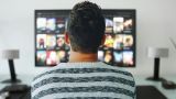 ¿Merece la pena contratar tele con operador o mejor por libre?